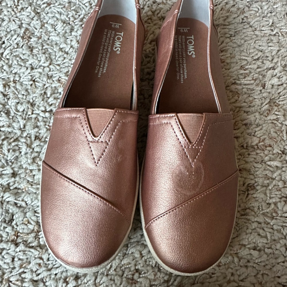 Toms Rose Gold Leather Slip-On Shoes Women’s Size 9m